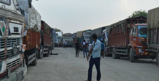 सीमापारि नै रोकिए मालवाहक गाडी